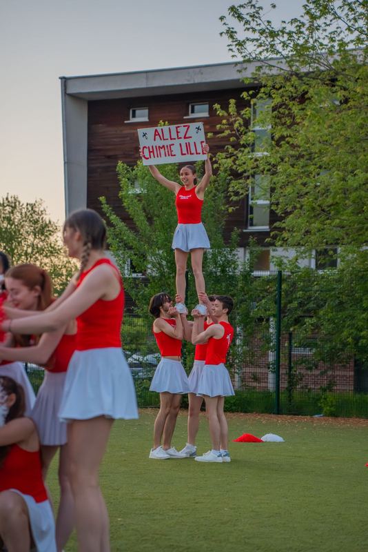 Pom-pom girls ENSCL, pyramide et banderole « ALLEZ CHIMIE LILLE », tenues rouge et blanc