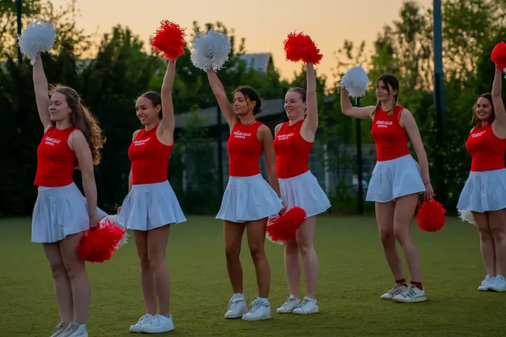 Cheerleading routine, competition day