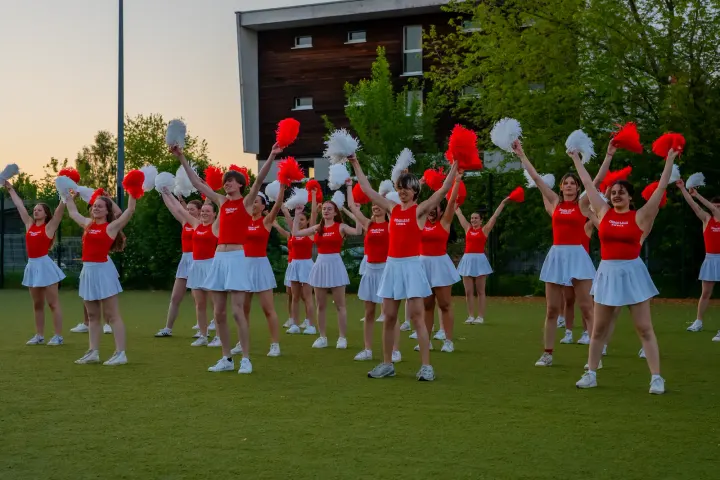 Cheerleading routine, competition day